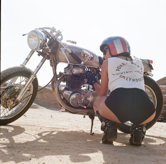 A playful frame from Girls on a motorcycle — online in Caxias do Sul