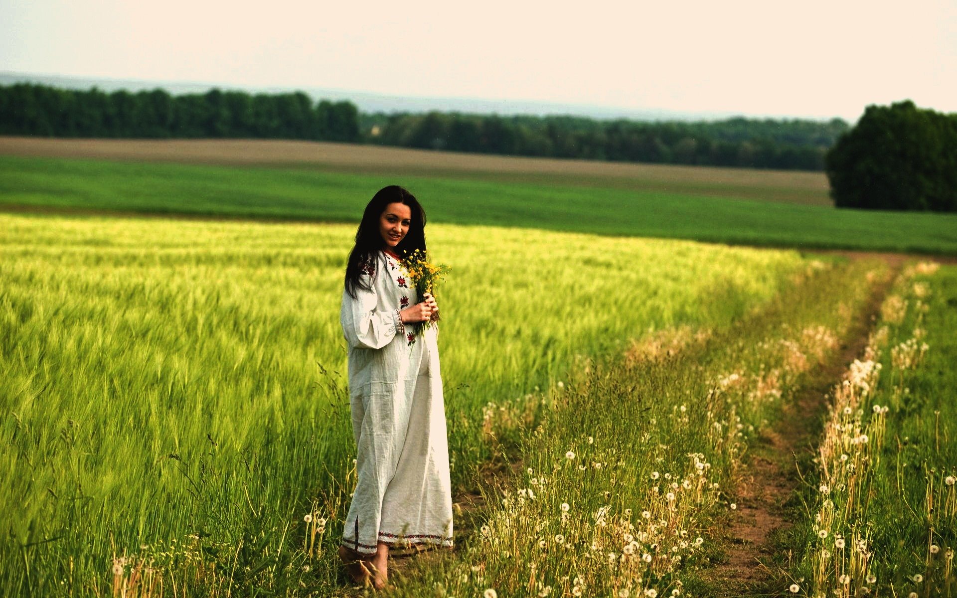 Women in Slavic costumes in Caxias do Sul
