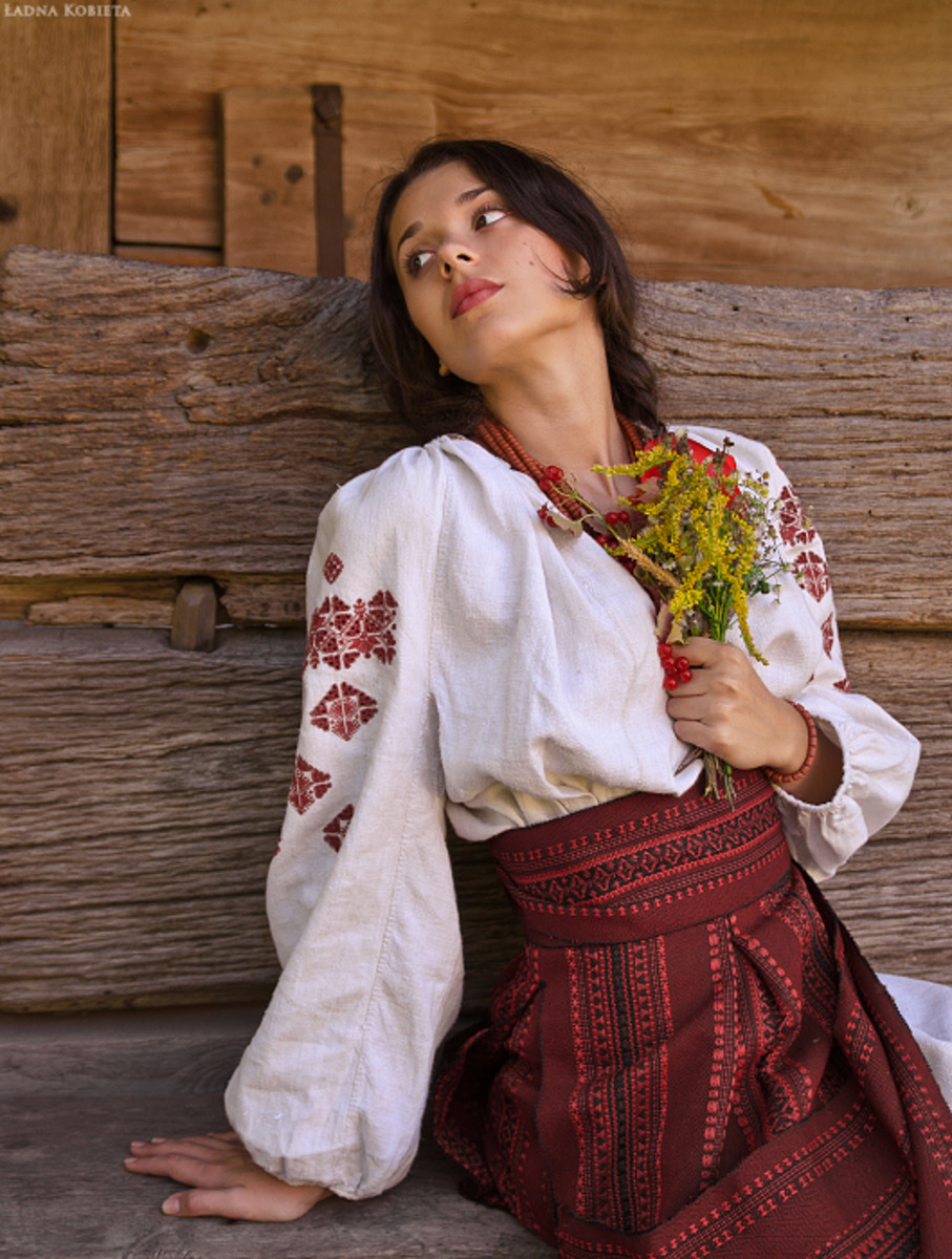 Girls in Slavic costumes in Caxias do Sul