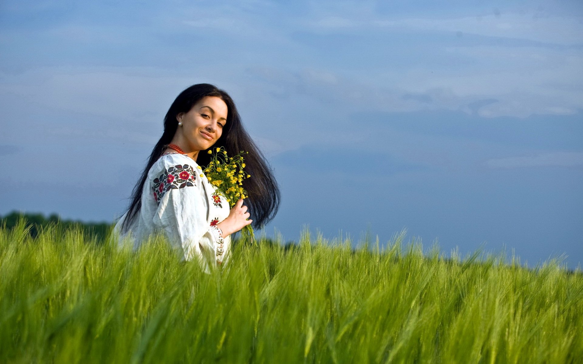 Girls in Slavic costumes in Caxias do Sul
