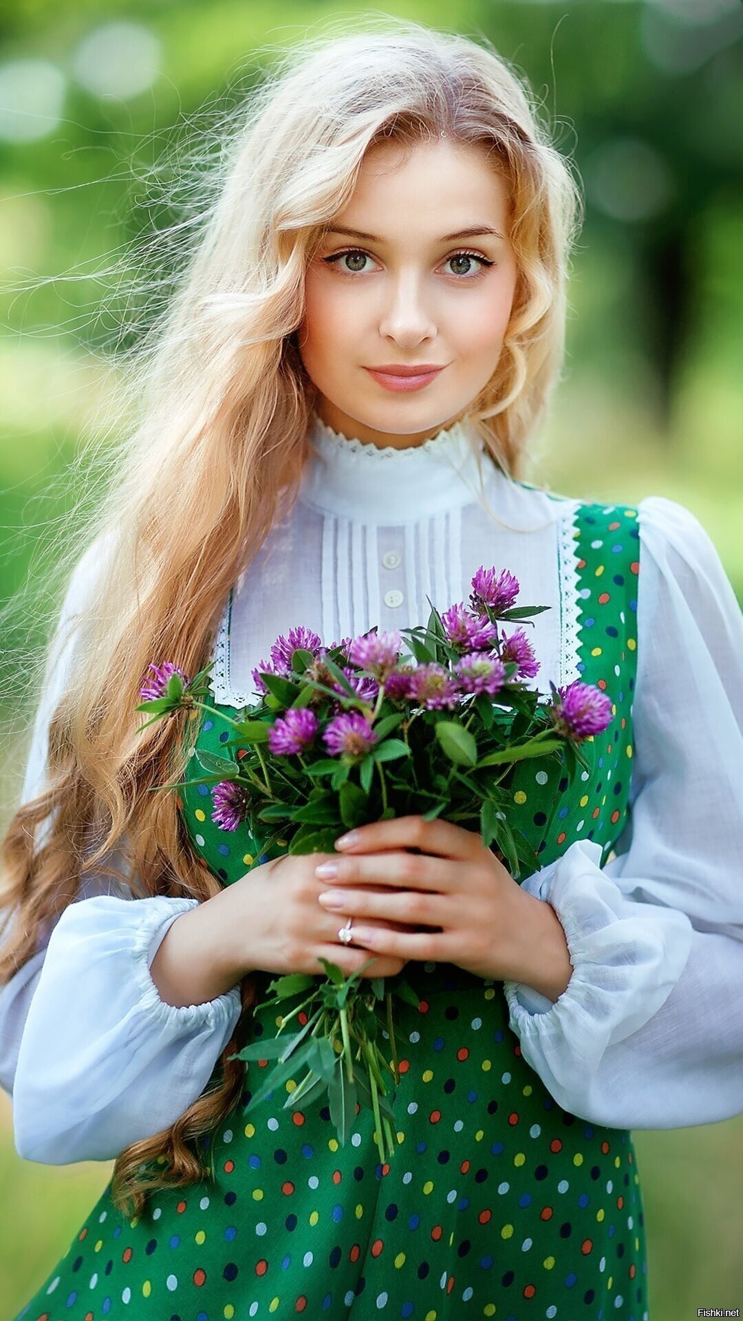 Girls in Slavic costumes in Caxias do Sul