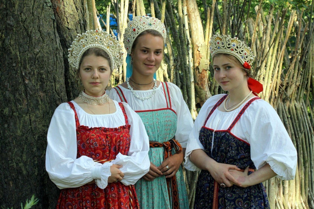 Sexy model Girls in Slavic costumes in Caxias do Sul